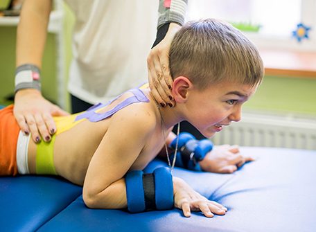 العلاج الطبيعي للأطفال في فزيو ميد